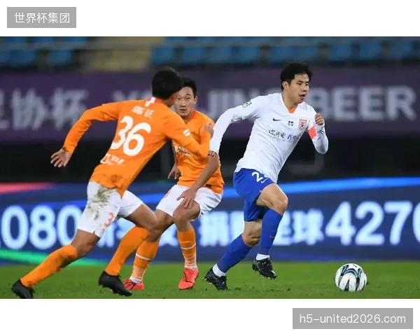 美国队中场防守硬度提升，泰勒·亚当斯是后防线前的关键屏障。
